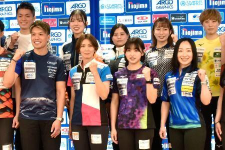 　カーリングの日本選手権前日記者会見でポーズをとる（前列左から）ＳＣ軽井沢クの山口剛史、、フォルティウスの吉村紗也香、（１人おいて）ロコ・ソラーレの藤沢五月ら＝６日、横浜市