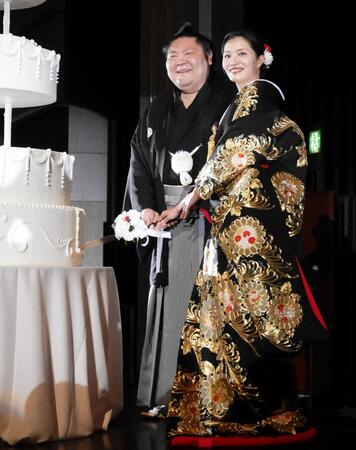 披露宴で祐華さんとケーキ入刀を行う元剣翔