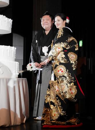 披露宴で祐華さんとケーキ入刀を行う元剣翔