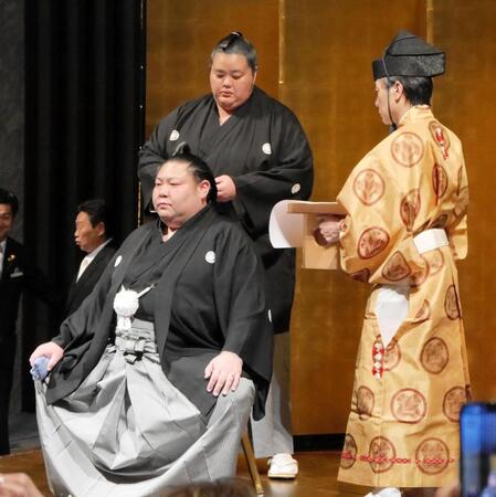 ケーキ入刀後に断髪式を行い、琴桜にはさみを入れられる剣翔