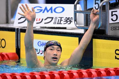 　男子２００メートル平泳ぎ決勝のレースを終え、声援に応える大橋信。２分７秒３１で優勝した＝東京アクアティクスセンター