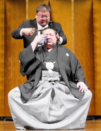 涙を流しながら追手風親方に止めばさみを入れられる剣翔