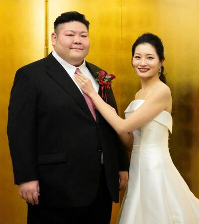 整髪終えて洋装姿を披露した元剣翔は、ウエディングドレス姿の祐華さんにネクタイを直される