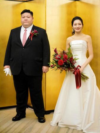 整髪を終えて洋装姿を披露した元剣翔と祐華さん