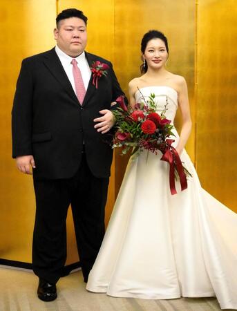 整髪終えて洋装姿を披露した元剣翔と祐華さん
