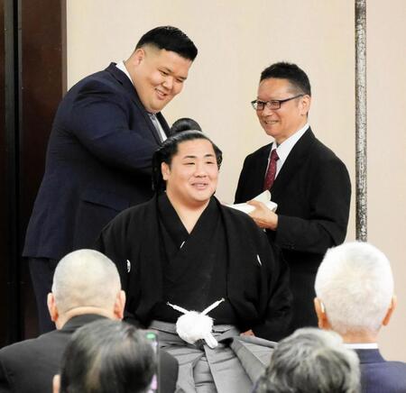 勇磨の断髪式ではさみを入れる元阿武咲の打越奎也さん