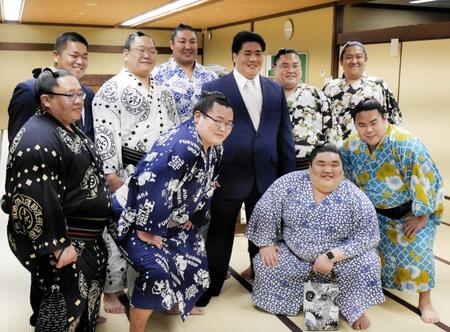 整髪を終え、幕下以下の動機と記念撮影を行う勇磨（中央）