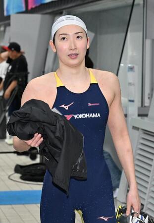 女子５０メートルバタフライを制し引き揚げる池江璃花子