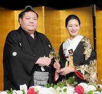 披露宴で祐華さんと乾杯を行う元剣翔