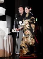 披露宴で祐華さんとケーキ入刀を行う元剣翔