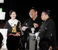 披露宴で祐華さんとケーキ入刀を行った元剣翔からケーキを口に入れられた翔猿（右）