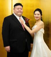 整髪終えて洋装姿を披露した元剣翔は、ウエディングドレス姿の祐華さんにネクタイを直される