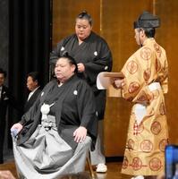 ケーキ入刀後に断髪式を行い、琴桜にはさみを入れられる剣翔