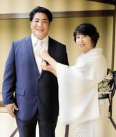 整髪を終え、“東京の母”と慕う部屋後援者の中山三佐子さんにネクタイを直される勇磨