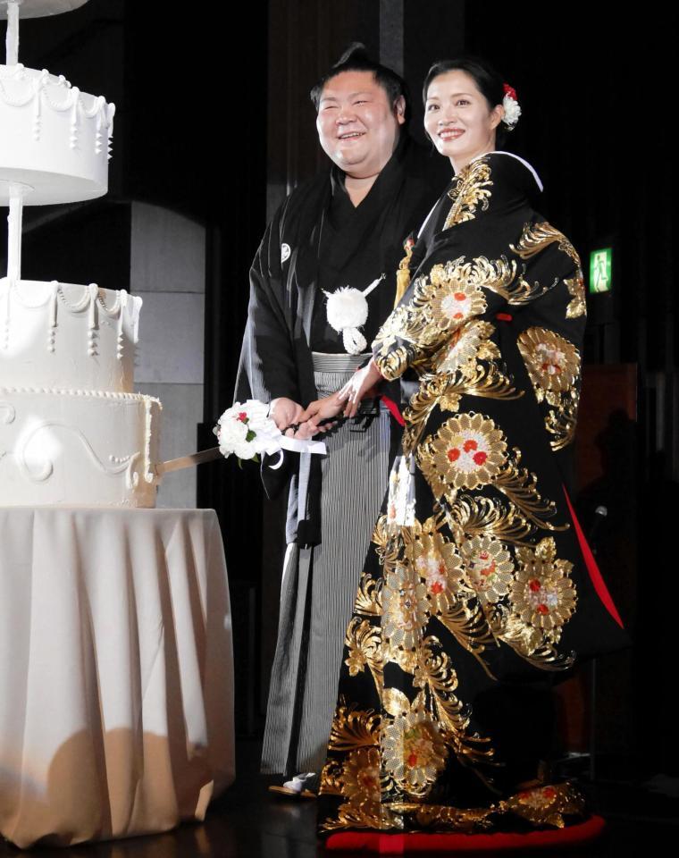 披露宴で祐華さんとケーキ入刀を行う元剣翔
