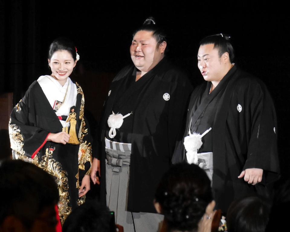 披露宴で祐華さんとケーキ入刀を行った元剣翔からケーキを口に入れられた翔猿（右）