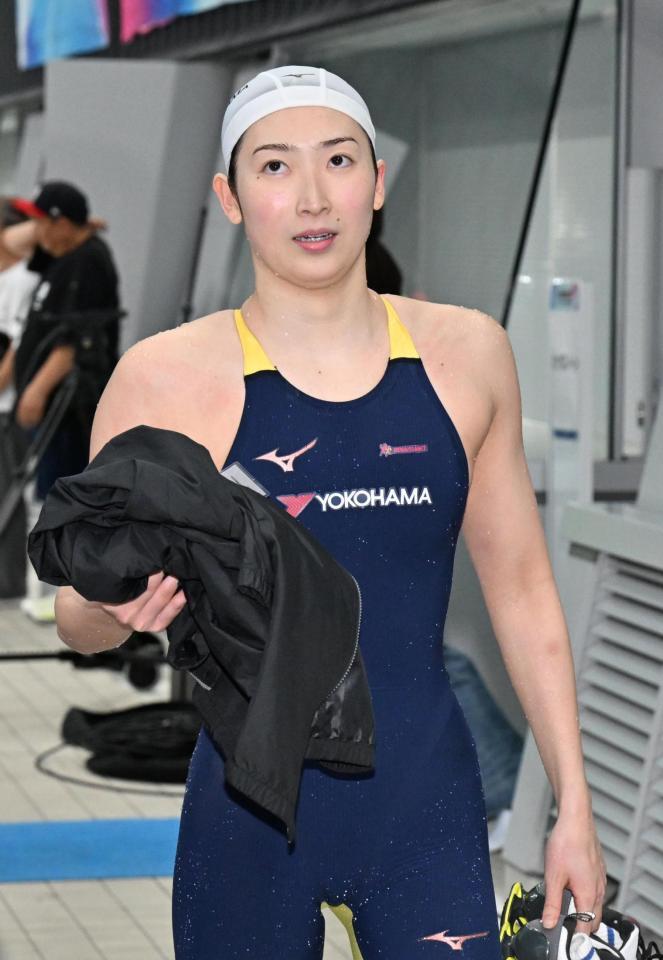 女子５０メートルバタフライを制し引き揚げる池江璃花子