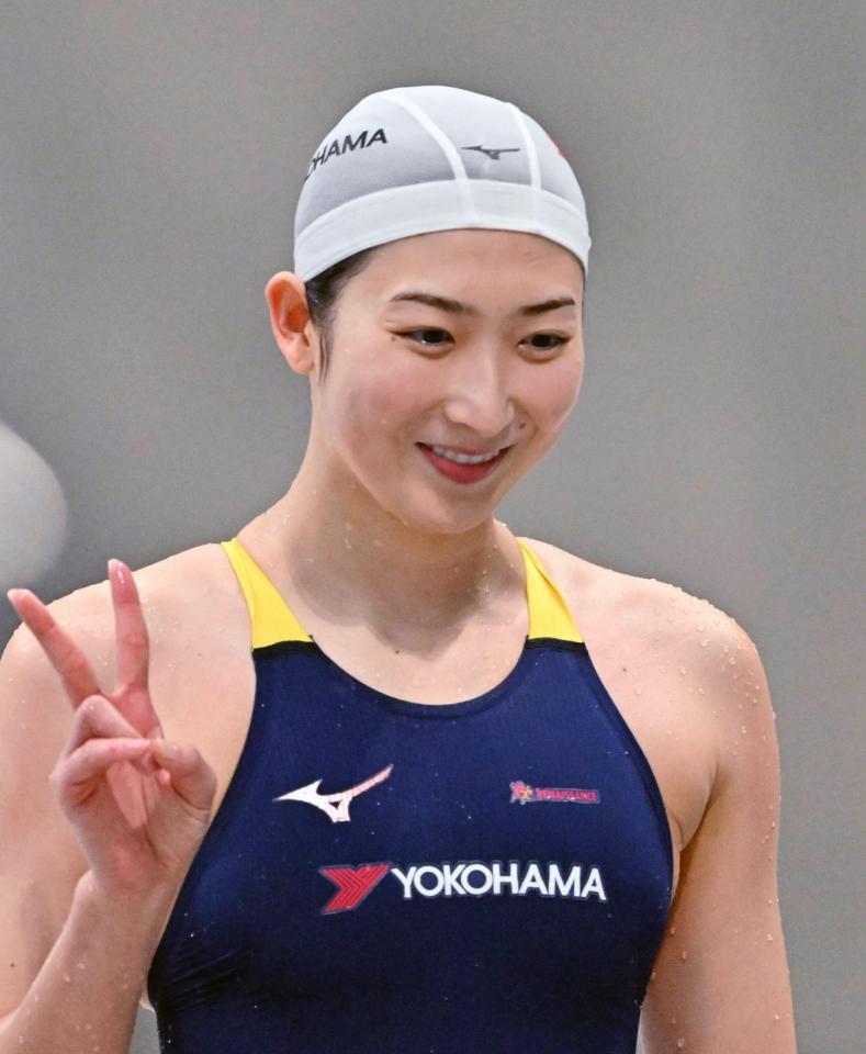 レースを終え笑顔でＶサインを見せる池江璃花子