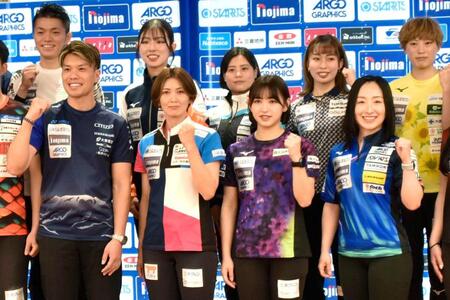 　カーリングの日本選手権前日記者会見でポーズをとる（前列左から）ＳＣ軽井沢クの山口剛史、フォルティウスの吉村紗也香、（１人おいて）ロコ・ソラーレの藤沢五月ら＝６日、横浜市
