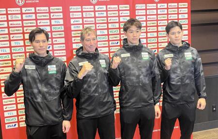 ＶＮＬへの出発前に取材に応じた（左から）高橋藍、ティリ監督、石川祐希、西田有志