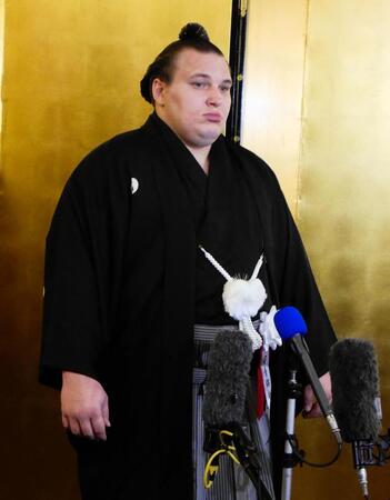 開演前に取材対応する安青錦＝都内