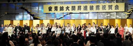 ウクライナ国歌を歌う在日ウクライナ人＝都内