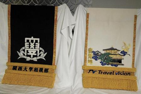 会場に展示された安青錦の化粧まわし＝都内