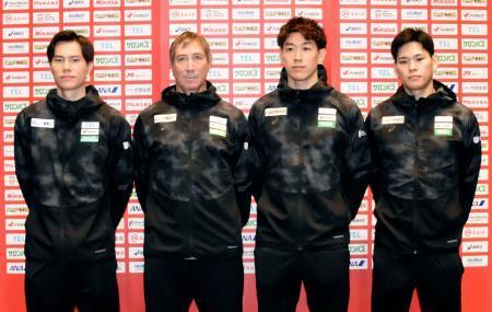 　中国への出発前に取材に応じるバレーボール男子日本代表の石川祐希（左から３人目）、ティリ監督（同２人目）ら＝７日、羽田空港