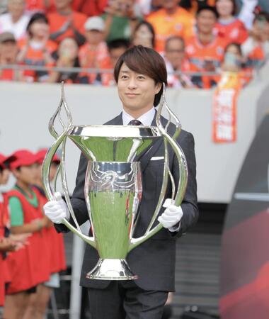 トロフィーを運ぶ櫻井翔（撮影・吉澤敬太）