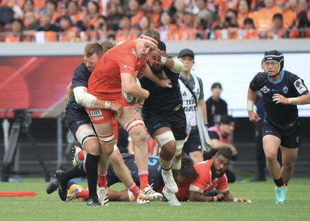 前半、突進する神戸のブロディ・レタリック（撮影・吉澤敬太）