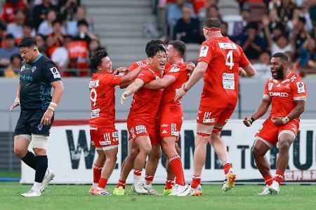　ラグビーリーグワン１部プレーオフ決勝で東京ベイを破って初優勝し、喜ぶ李承信（左から３人目）ら神戸フィフティーン＝７日、東京・ＭＵＦＧスタジアム
