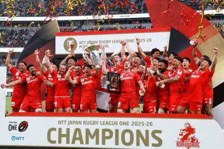 　東京ベイを破り初優勝し、喜ぶ神戸の選手たち＝７日、東京・ＭＵＦＧスタジアム