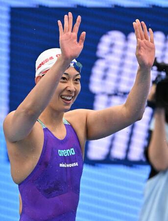 女子５０メートル平泳ぎ決勝　レース後にスタンドへ手を振る鈴木聡美