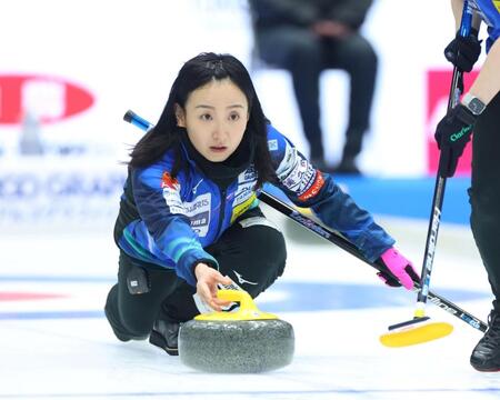 ストーンを投じるロコ・ソラーレの藤沢五月（撮影・石井剣太郎）