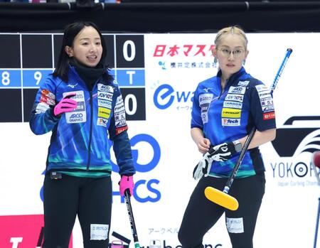 第１エンド、戦況を見守るロコ・ソラーレの藤沢五月（左）と小穴桃里（撮影・石井剣太郎）