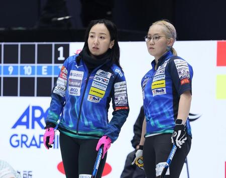 第５エンド、戦況を見守るロコ・ソラーレの藤沢五月（左）と小穴桃里（撮影・石井剣太郎）