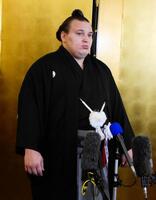 開演前に取材対応する安青錦＝都内