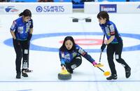 ストーンを投じるロコ・ソラーレの藤沢五月（中央）＝撮影・石井剣太郎