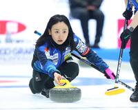 ストーンを投じるロコ・ソラーレの藤沢五月（撮影・石井剣太郎）