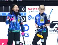 第１エンド、戦況を見守るロコ・ソラーレの藤沢五月（左）と小穴桃里（撮影・石井剣太郎）