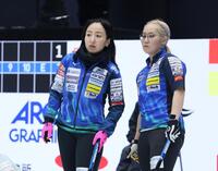 第５エンド、戦況を見守るロコ・ソラーレの藤沢五月（左）と小穴桃里（撮影・石井剣太郎）
