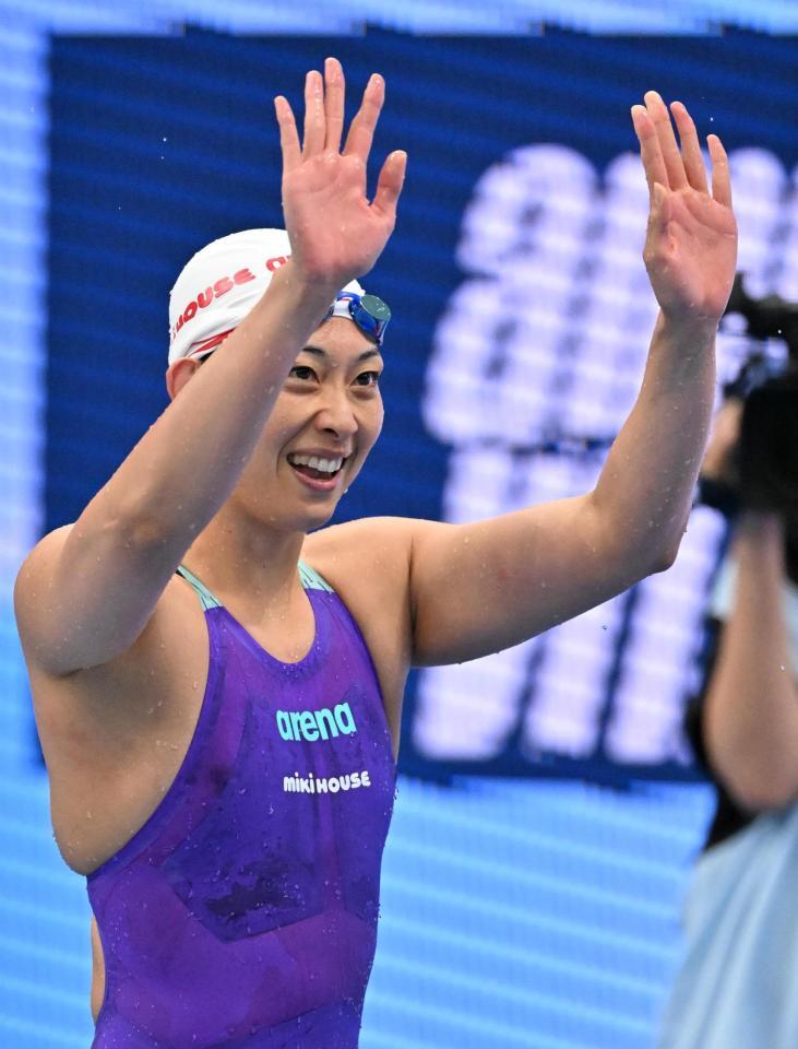 女子５０メートル平泳ぎ決勝　レース後にスタンドへ手を振る鈴木聡美
