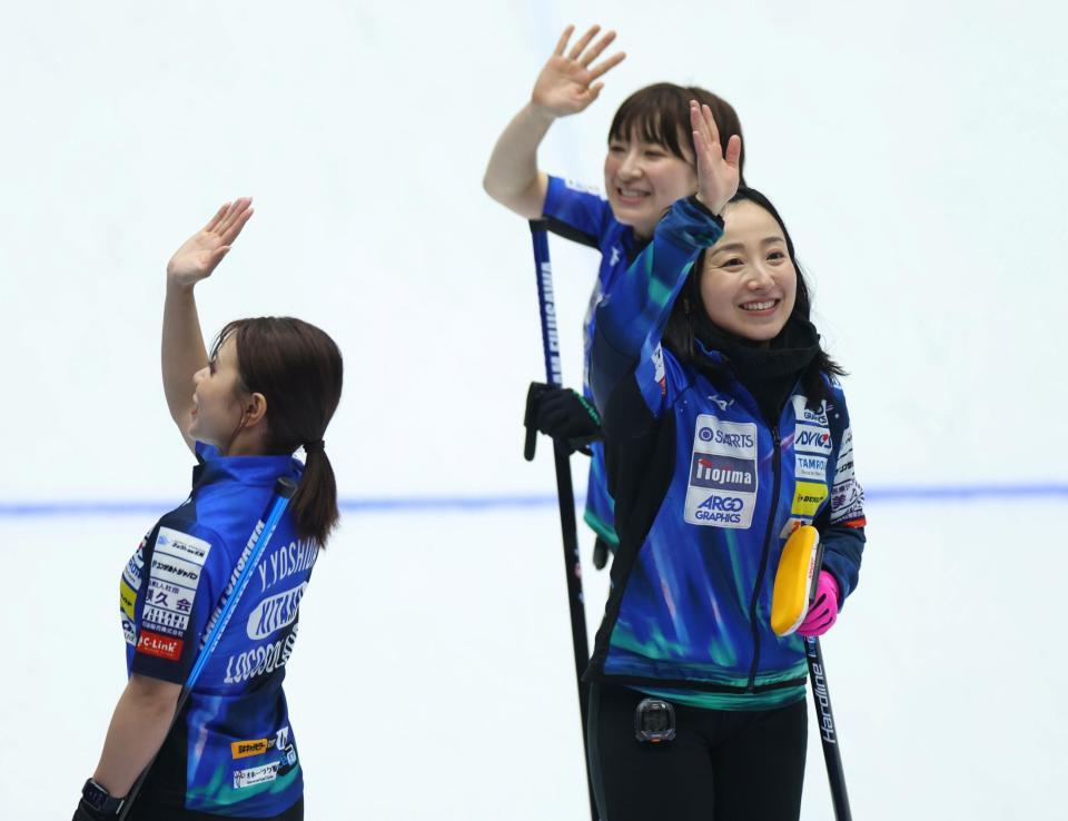 試合に勝利し手を振るロコ・ソラーレの藤沢五月（右端）ら（撮影・石井剣太郎）
