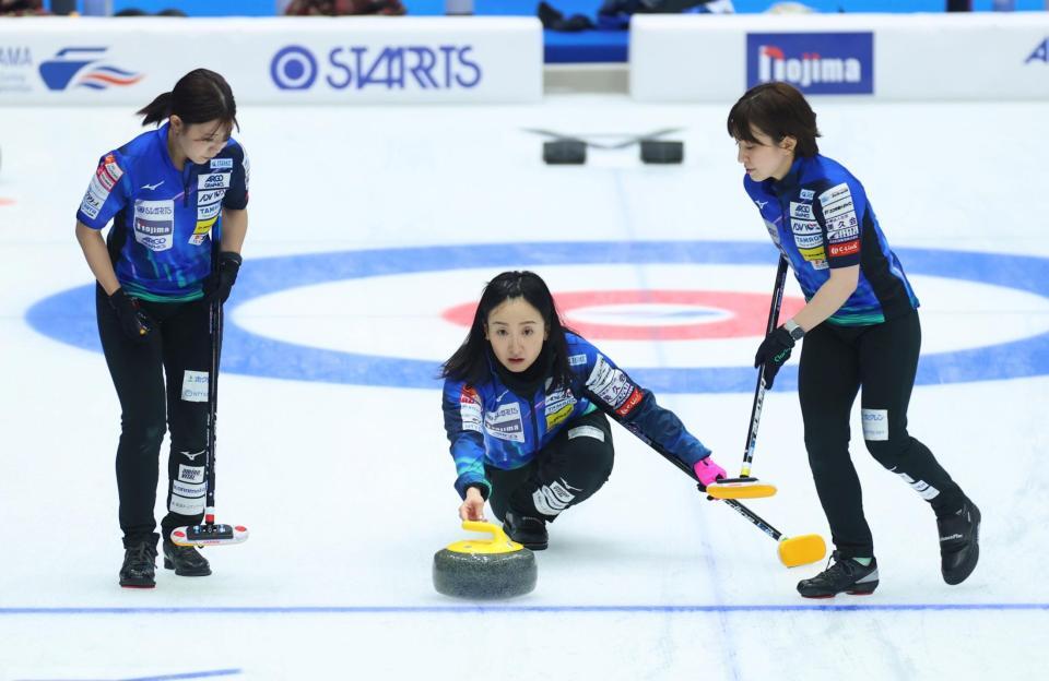 ストーンを投じるロコ・ソラーレの藤沢五月（中央）＝撮影・石井剣太郎