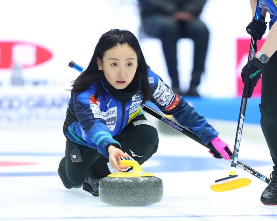 ストーンを投じるロコ・ソラーレの藤沢五月（撮影・石井剣太郎）