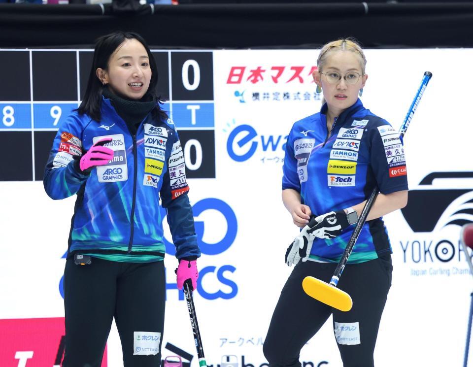 第１エンド、戦況を見守るロコ・ソラーレの藤沢五月（左）と小穴桃里（撮影・石井剣太郎）
