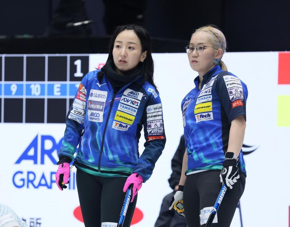 第５エンド、戦況を見守るロコ・ソラーレの藤沢五月（左）と小穴桃里（撮影・石井剣太郎）