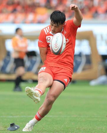 　前半、ペナルティゴールを決める神戸・李承信