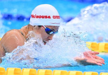 女子５０メートル平泳ぎ決勝　力泳する鈴木聡美