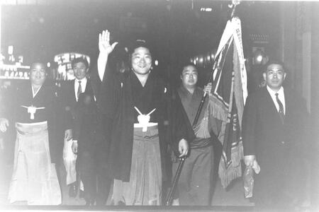 １９７２年春場所で初優勝を果たし浪速の町を歩く関脇長谷川（中央）